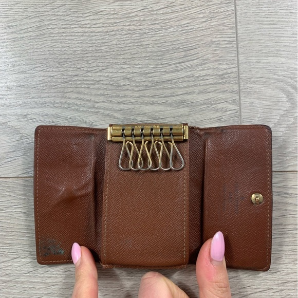 Louis Vuitton Monogram 6 Key Holder - Picture 15 of 15